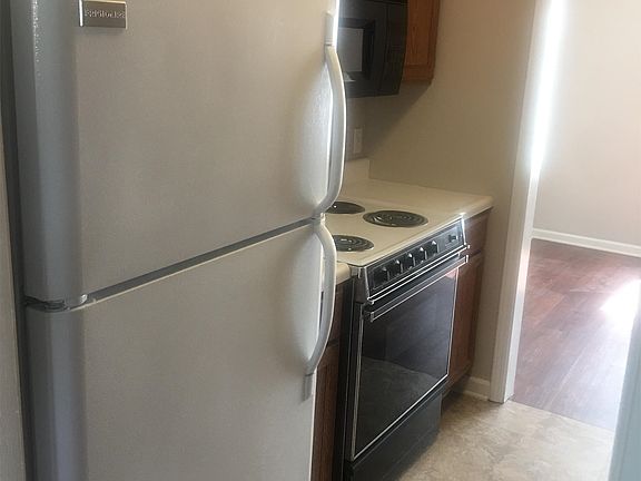 5th image of 906 Southwood Dr APT D