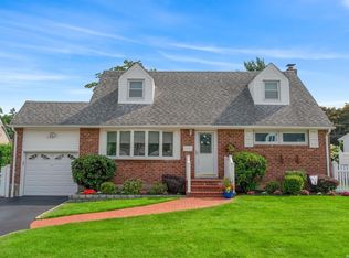 33 Underhill Ave, Syosset, NY 11791