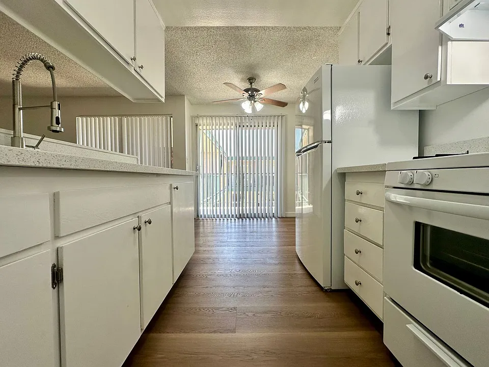 4141 Rosecrans Ave