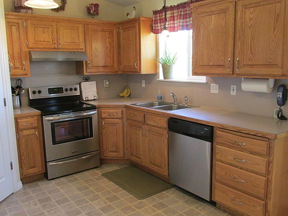 4th image of 685 Clarence Dr