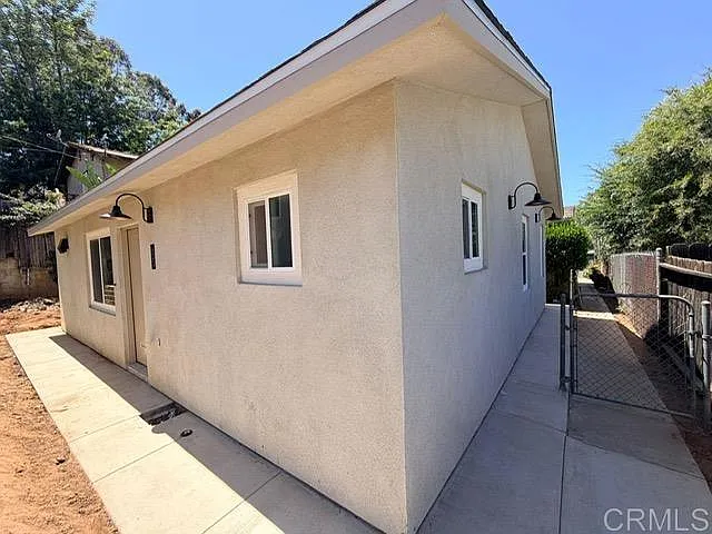 623 E 3rd Ave — Photo 2