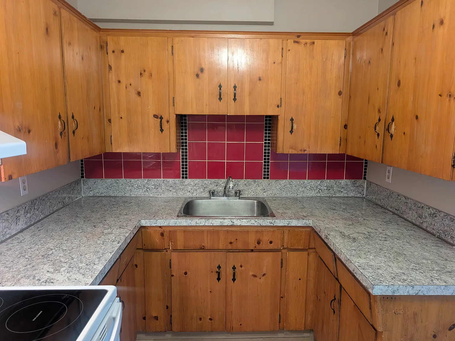 New Flooring + New Stove! | Cozy 2 Bed/1 Bath Lower Unit Across From Golf Course In A Quiet Build... — Photo 4