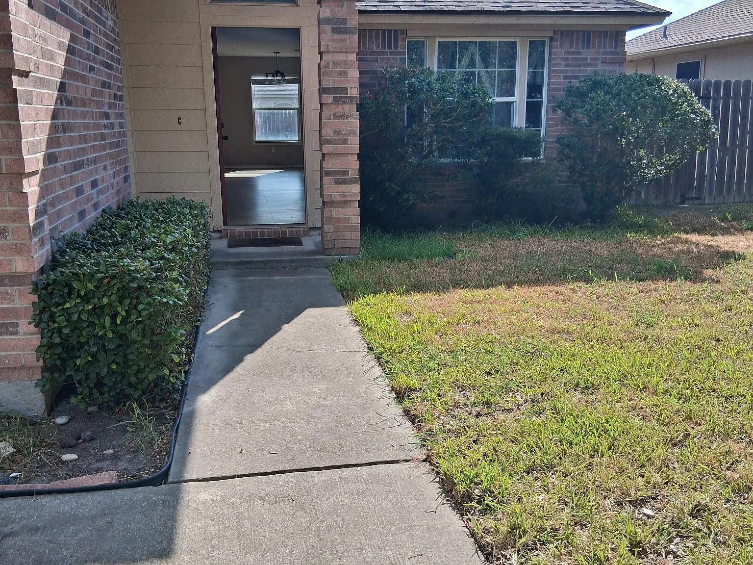 3 bed, 1255 sqft, $2,000 — Photo 2