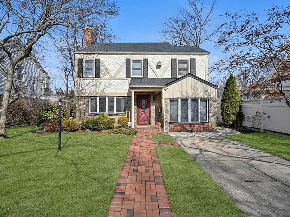 219-05 82nd Ave, Hollis Hills, NY 11427