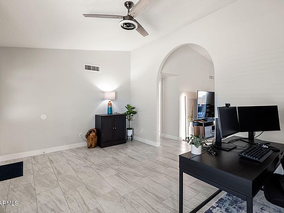 3rd image of 1301 W KERRY Lane