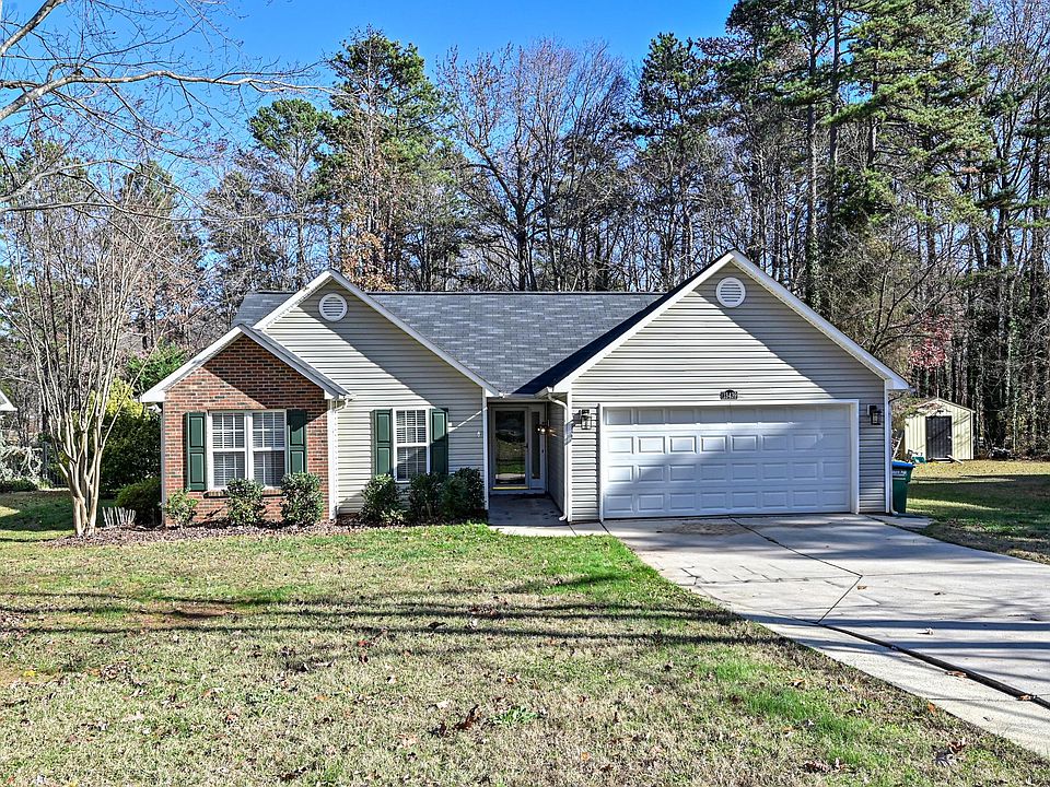 Welcome to this delightful ranch in Matthews!