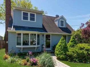 14 Foxcroft Rd, Albertson, NY 11507