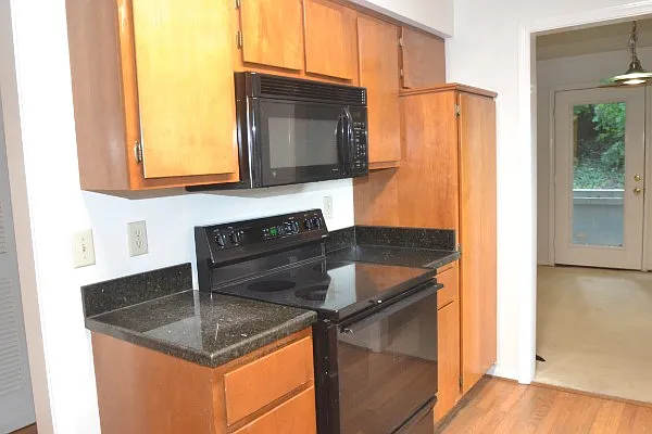 202 Hillsboro Pl — Photo 6
