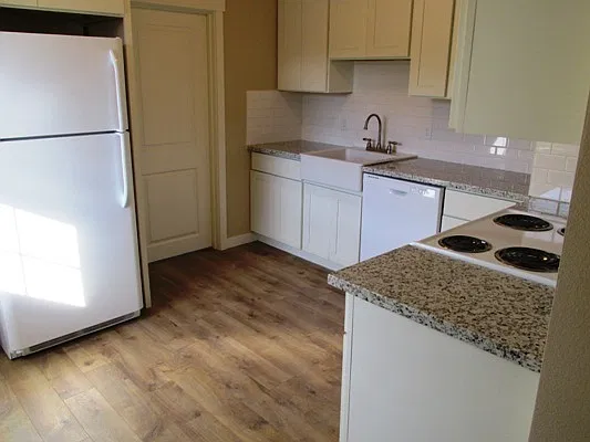 *Updated*Granite*Tile*Hardwoods* 200sf storage* Carport* Mowing Service! — Photo 2
