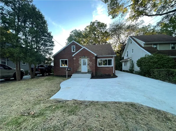 2776 Oakwood Dr, Cuyahoga Falls, OH 44221