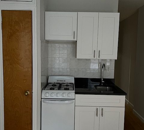 4th image of 226 Thompson St APT 6