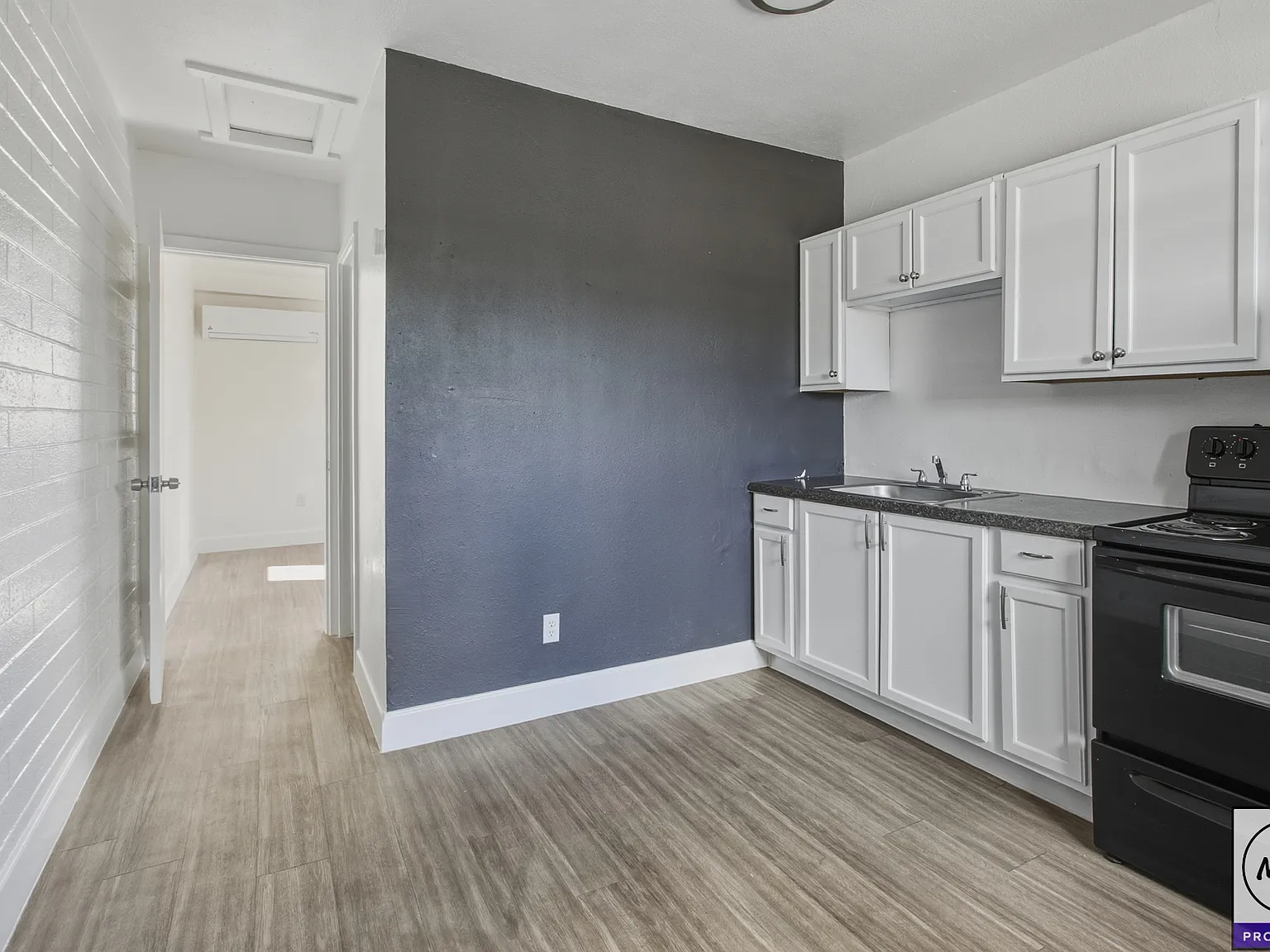 1 bed, 320 sqft, $877 — Photo 4