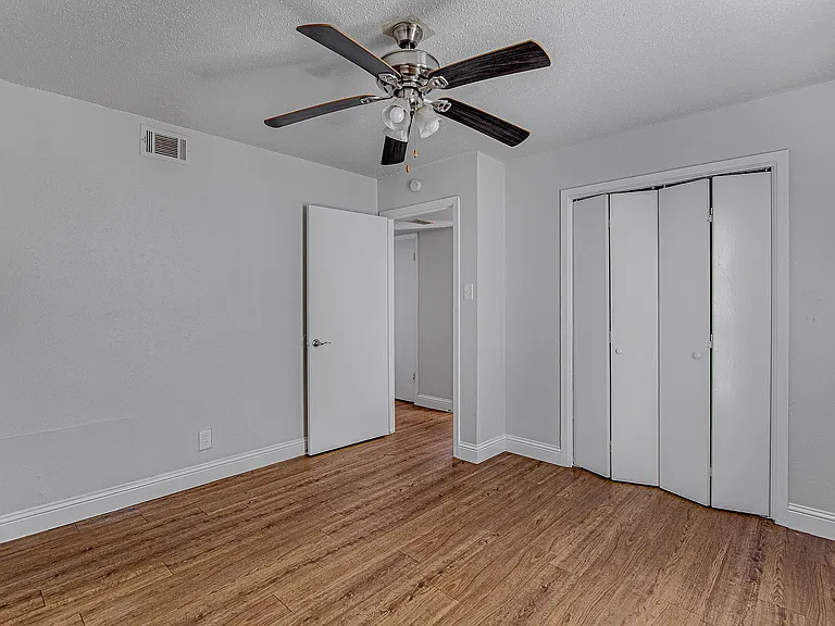 304 E Mitchell St — Photo 14
