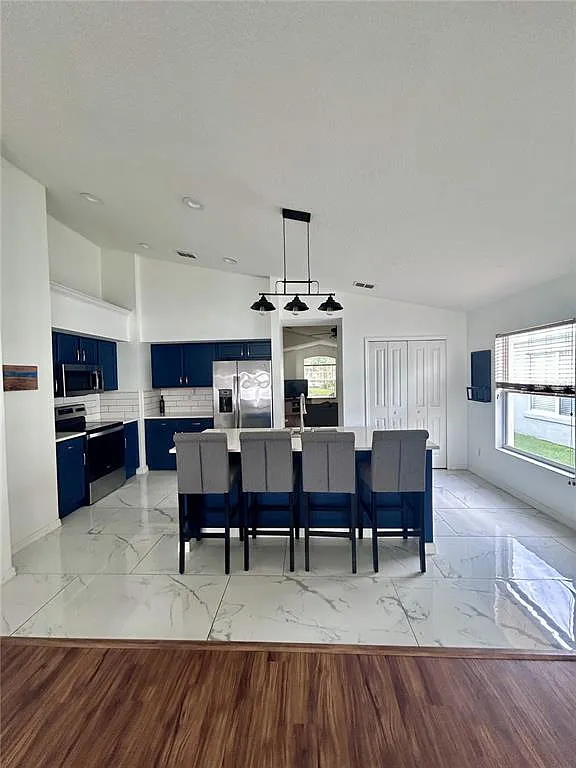 4 bed, 2.0 bath, 1804 sqft, $3,200 — Photo 4