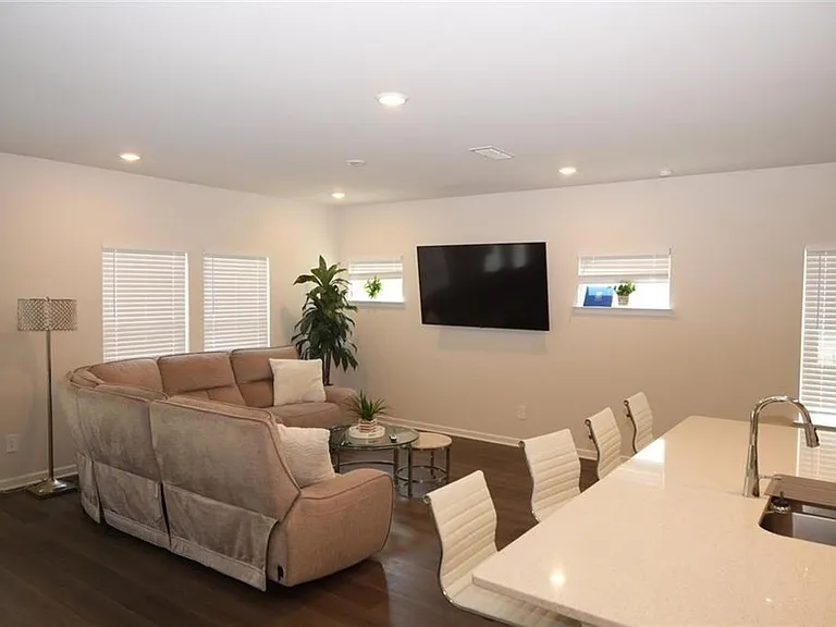 733 Gabby Point SW — Photo 7