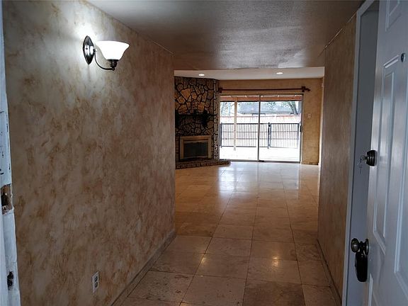 3rd image of 421 Clover Ln
