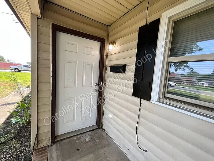 3 bed, 1.0 bath, 936 sqft, $1,195 — Photo 2
