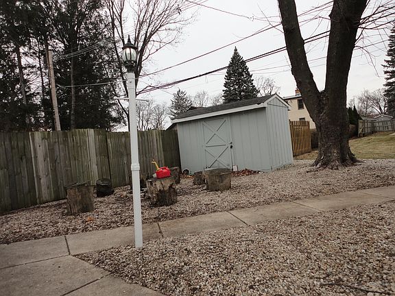5th image of 251 E Plymouth St