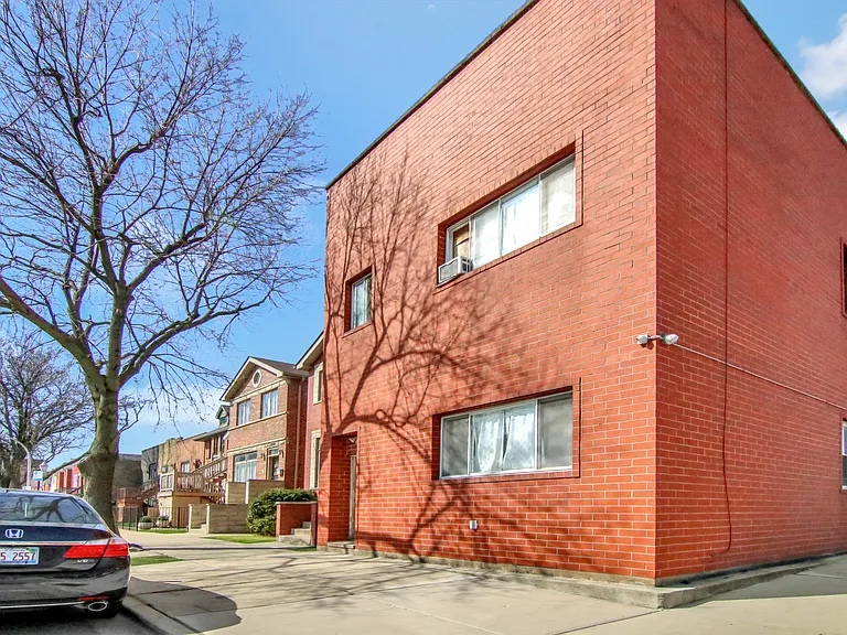 3800 S Emerald Ave #1R — Photo 2