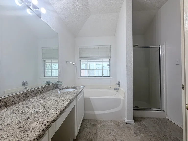 2207 Hickory Wood Trl — Photo 29
