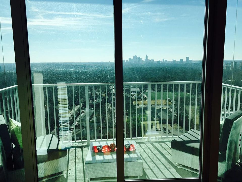 Amazing view of the city from the living room