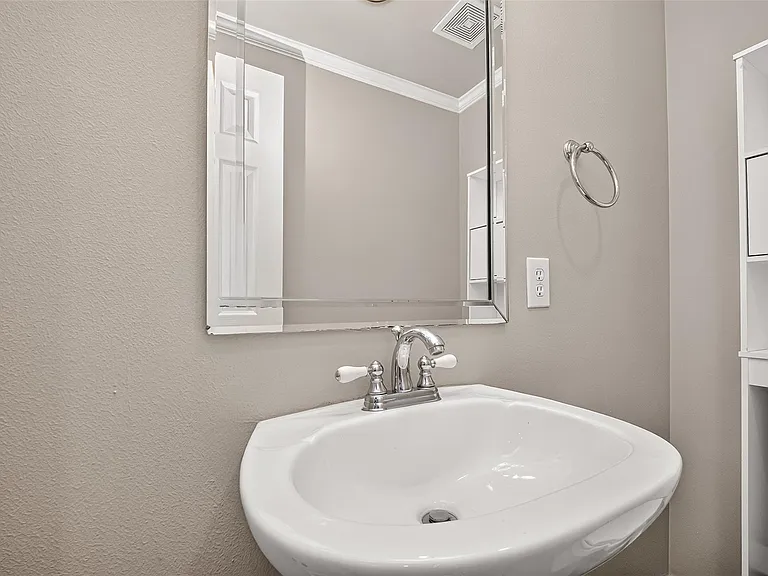 1513 Roy St — Photo 25