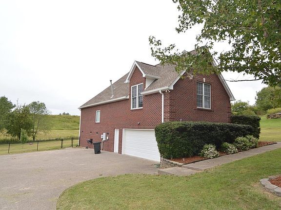 3rd image of 904 Gailynn Marie Dr