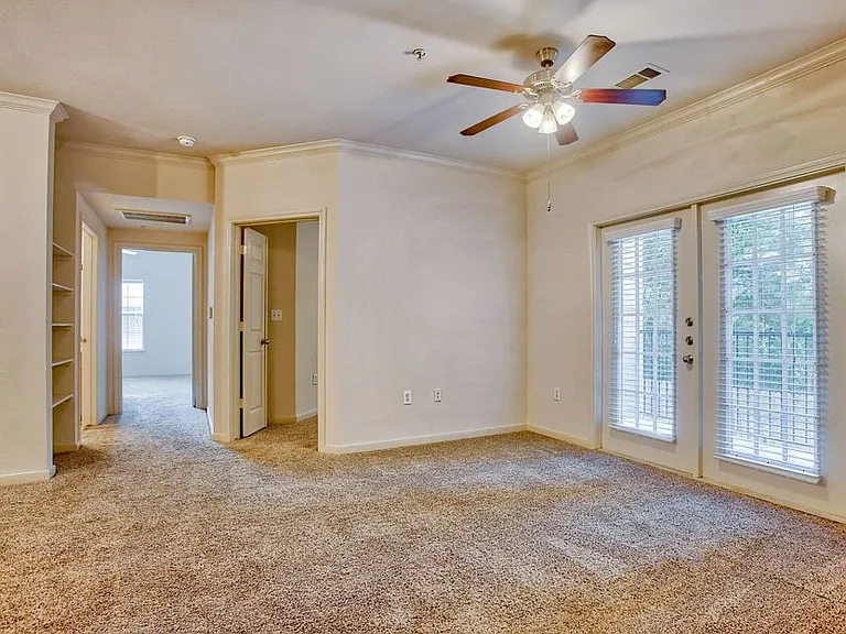Nestled in a serene setting with beautiful views, Mission Oak apartment provides a peaceful retreat that feels worlds away while being conveniently located near shopping, dining, and major employers.