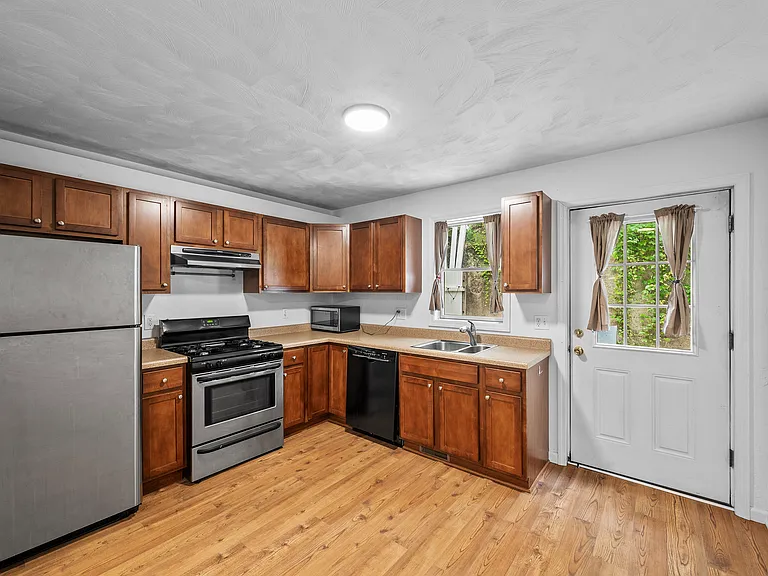1304 Breed St — Photo 7