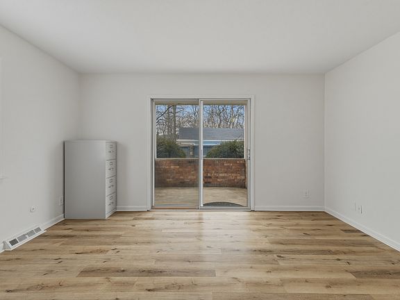 4th image of 4054 Stonehenge Dr #1