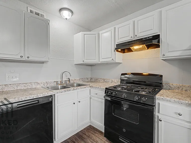 Charl Ann Apartments — Photo 13