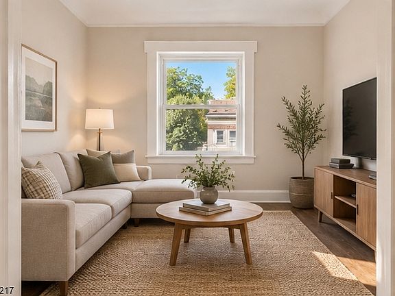 5th image of 166 Maplewood Ave APT 6