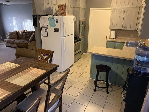 3rd image of 105 Cedar Ave
