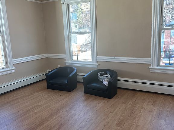 3rd image of 195 Oak St APT 3