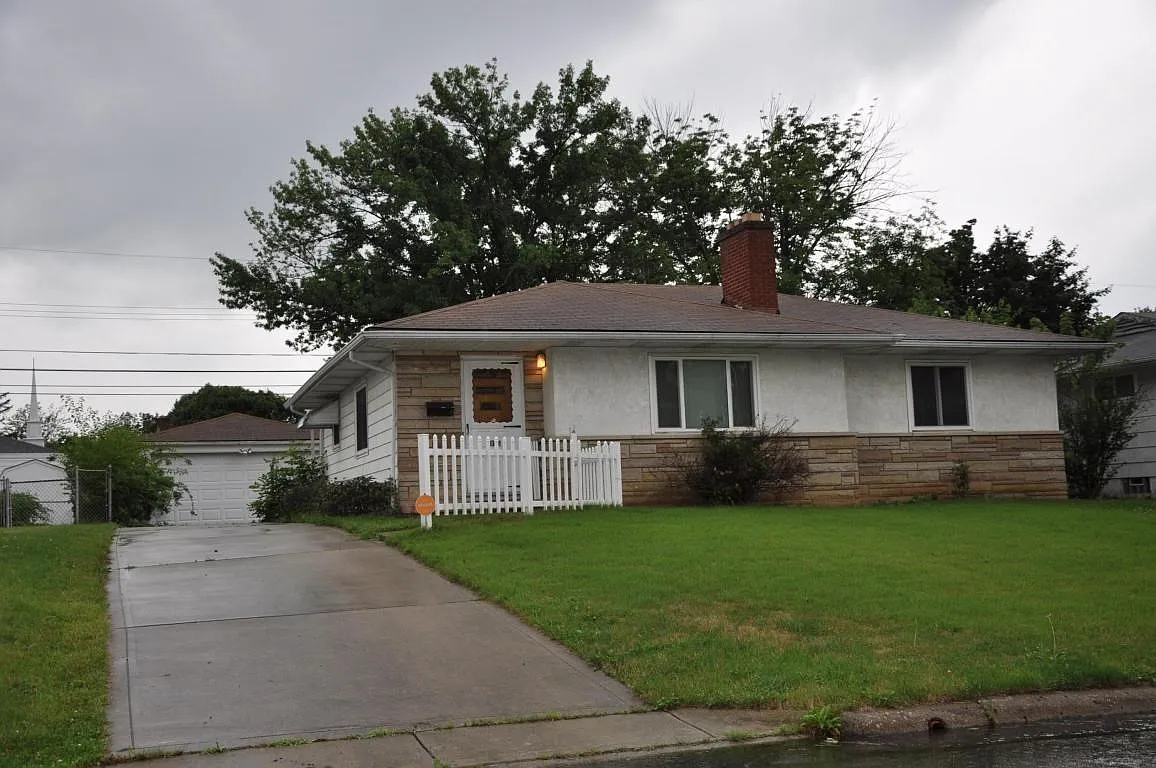 1085 Racine Ave photo 1