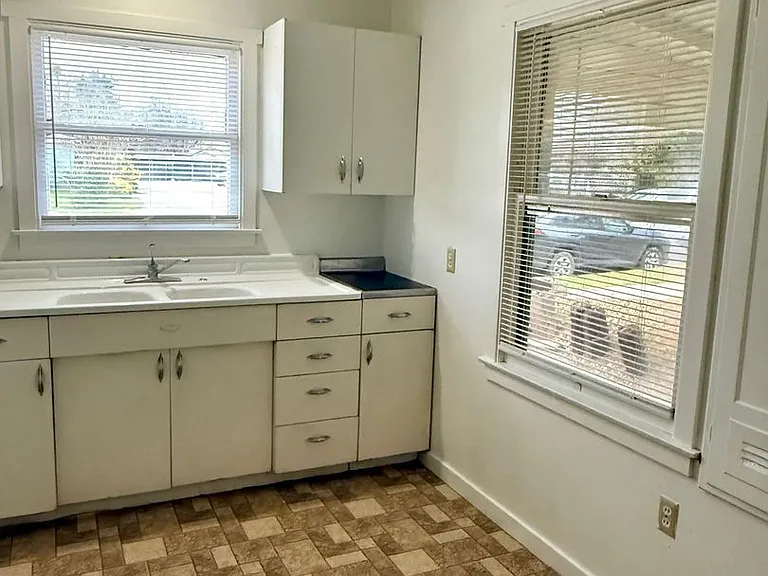 462 S Shasta St — Photo 4
