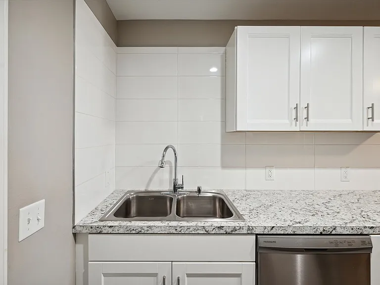 4101 Harvest Ln — Photo 3