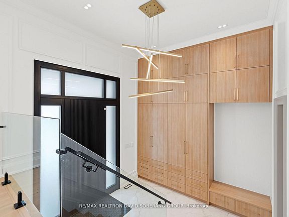 3rd image of 165 McAllister Rd