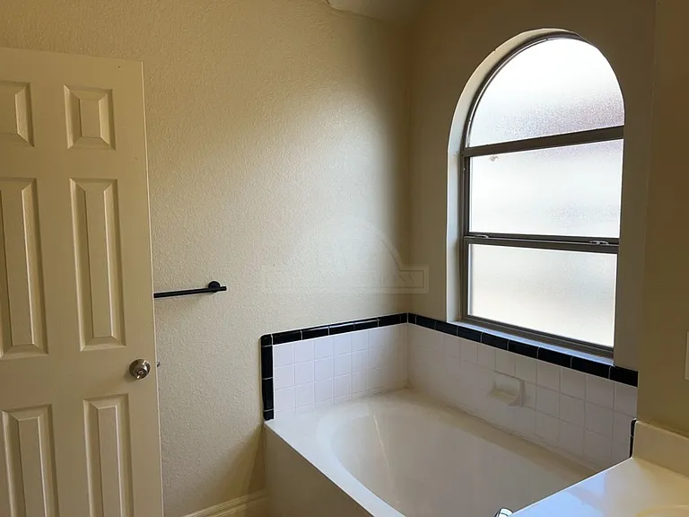 3906 Lone Oak Dr — Photo 12
