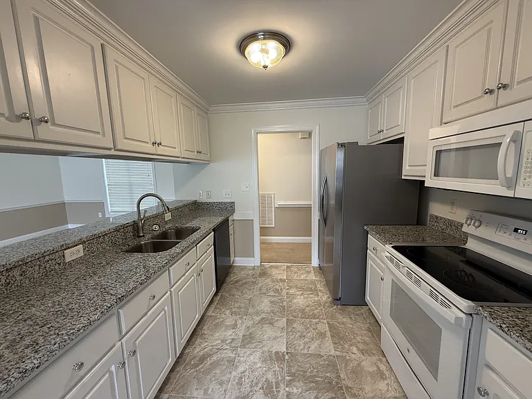 720 Carrington Ln — Photo 4