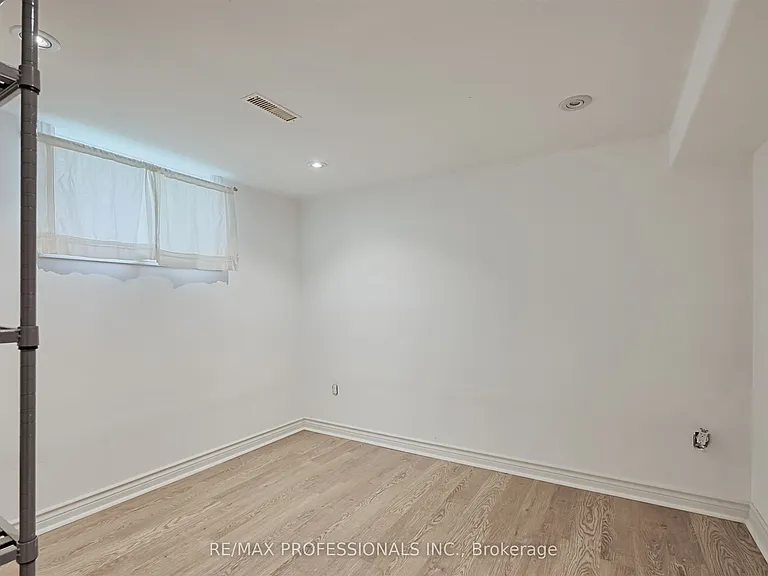1026 Haig Blvd #BASEMENT — Photo 11