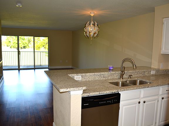 4th image of 13917 Fairway Island Dr APT 926