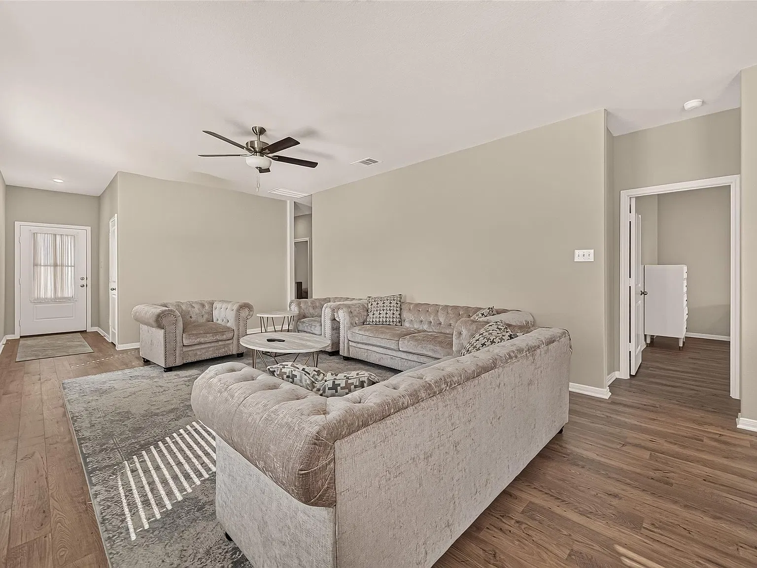 4 bed, 2.0 bath, 1506 sqft, $2,400 — Photo 2