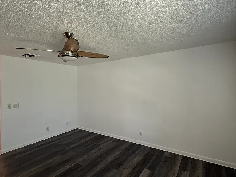 904 Seneca St — Photo 3