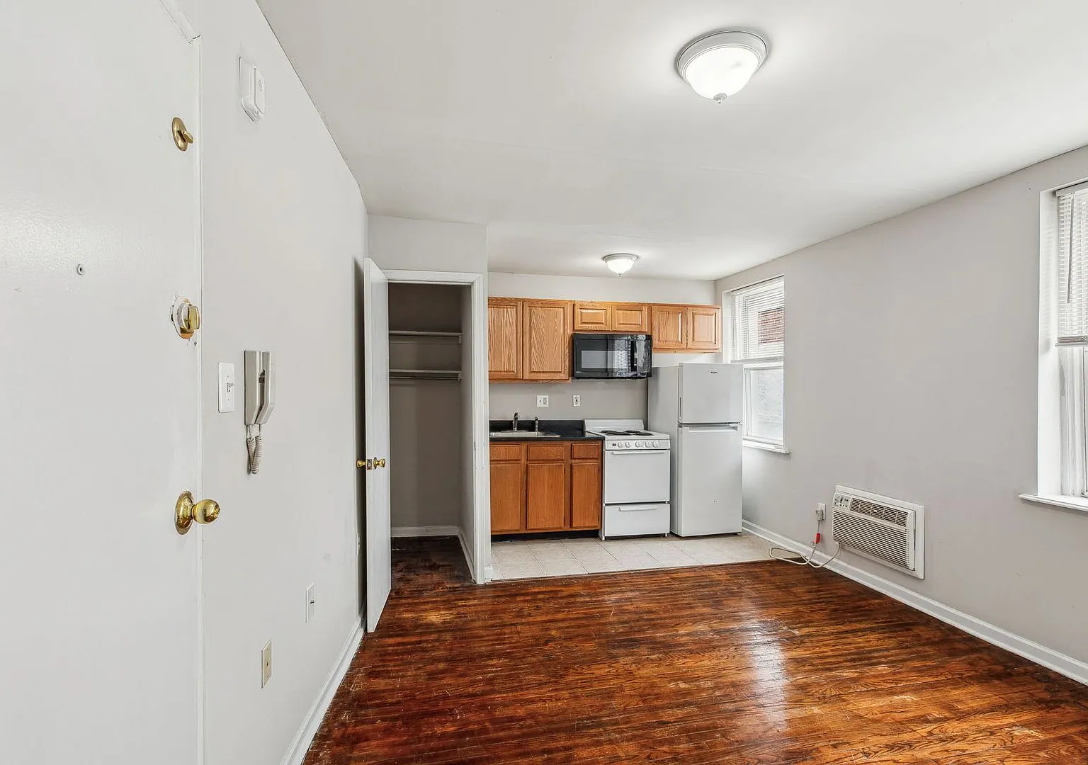 Studio, $990 — Photo 3