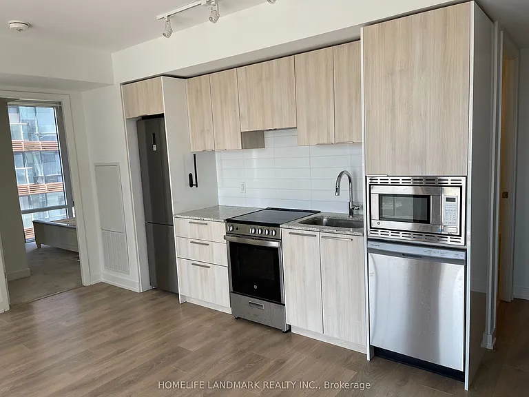 501 Yonge St #1402 — Photo 3