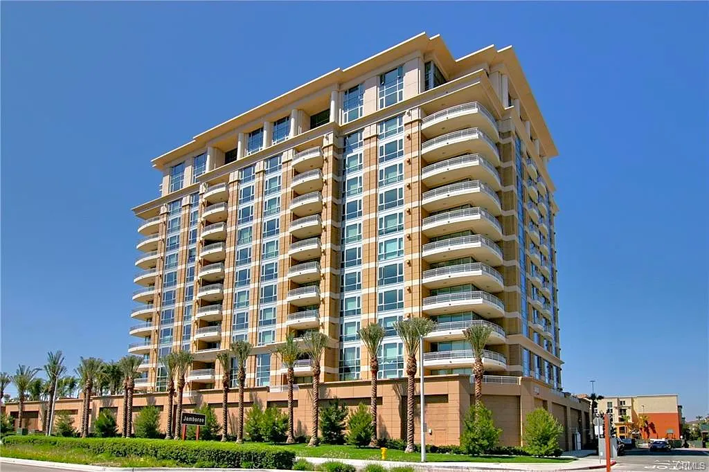 2 bed, 2.5 bath, 1847 sqft, $5,475 — Photo 2