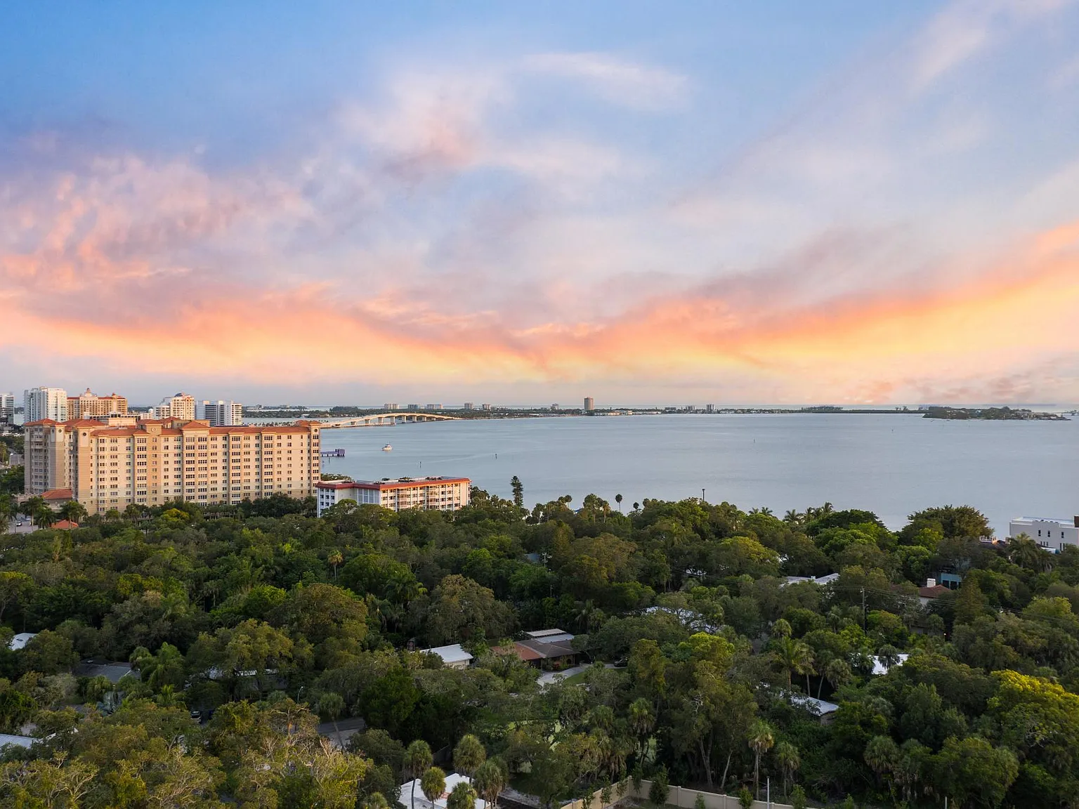 1 bed, 1.5 bath, 896 sqft, $2,700 — Photo 2
