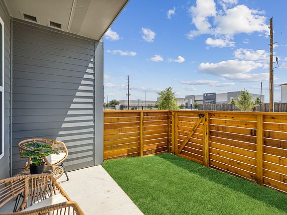 4th image of 2400 Linden Dr #6101