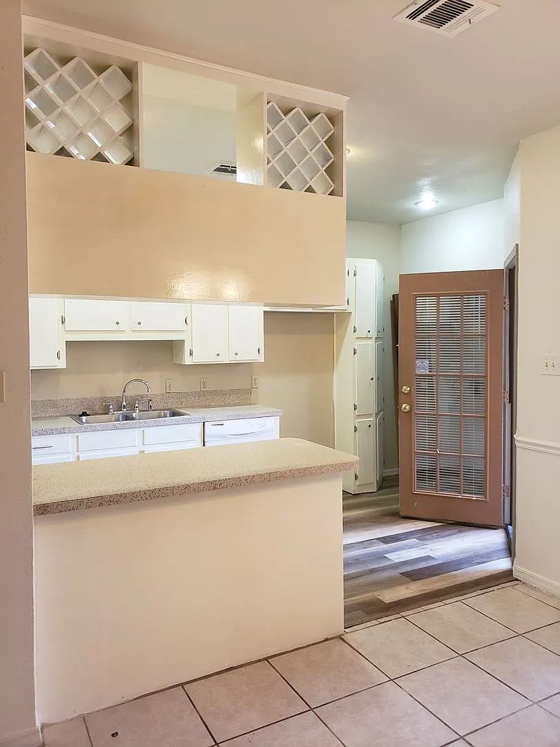 Remodeled 2 bedroom/1&1/2 bathroom in Eastwood on the Bayou — Photo 3